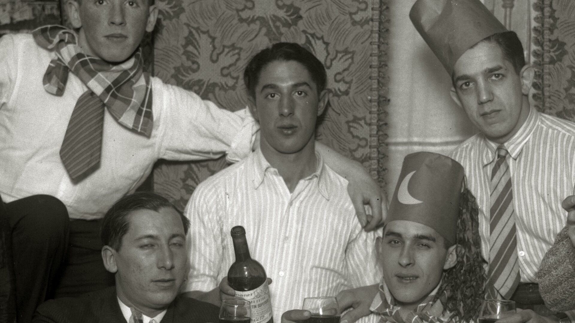 Una imagen de una persona mirando en la dirección de la flecha del puntero.