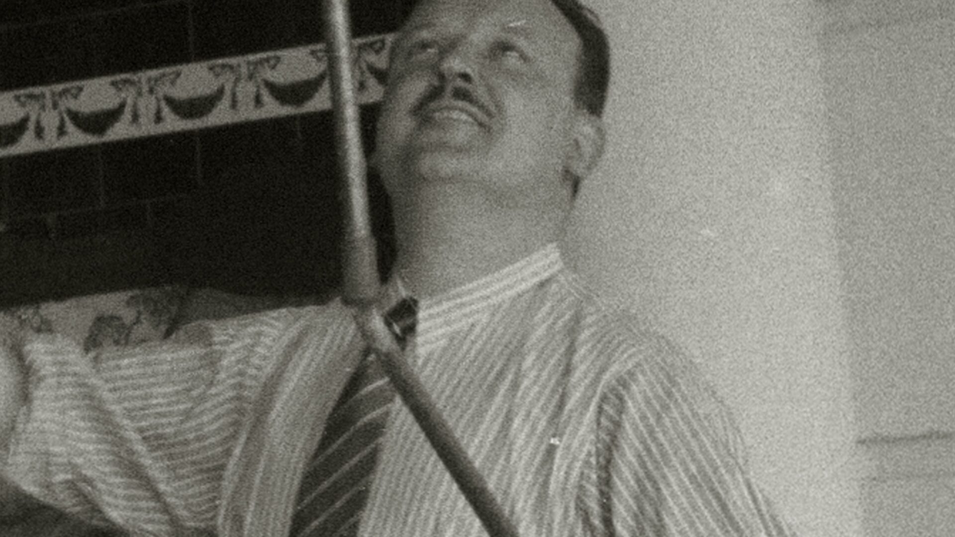 Una imagen de una persona mirando en la dirección de la flecha del puntero.