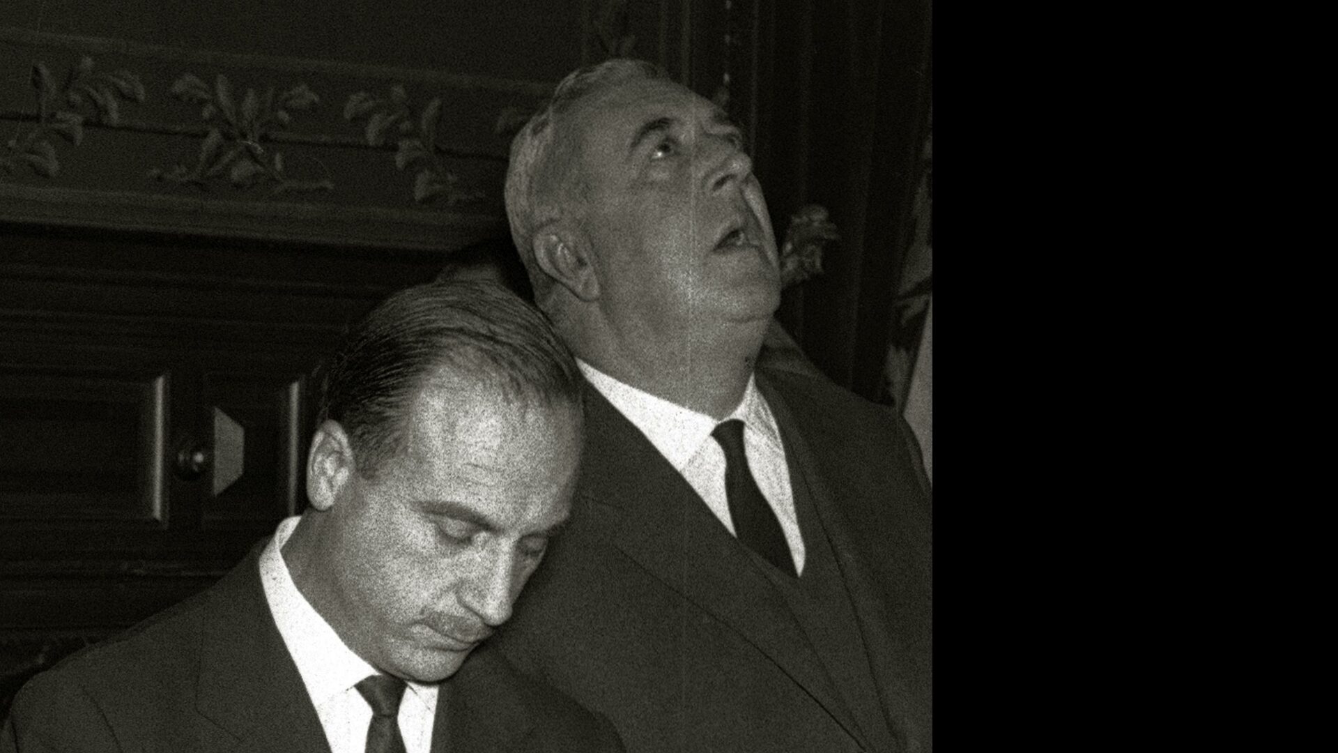 Una imagen de una persona mirando en la dirección de la flecha del puntero.