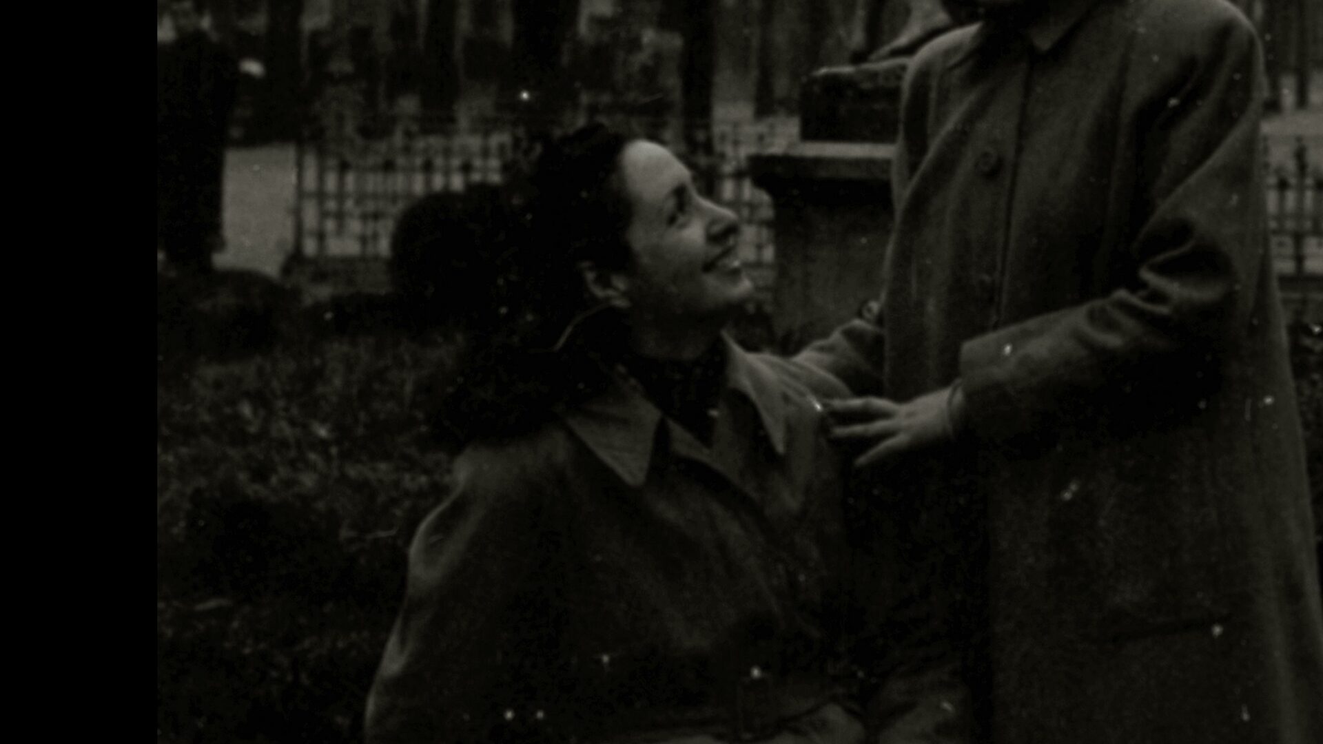 Una imagen de una persona mirando en la dirección de la flecha del puntero.