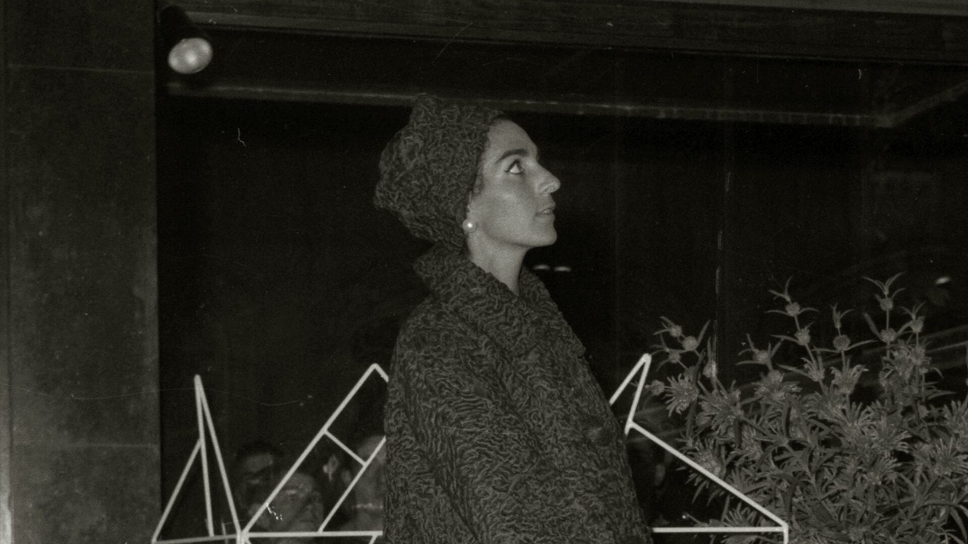 Una imagen de una persona mirando en la dirección de la flecha del puntero.