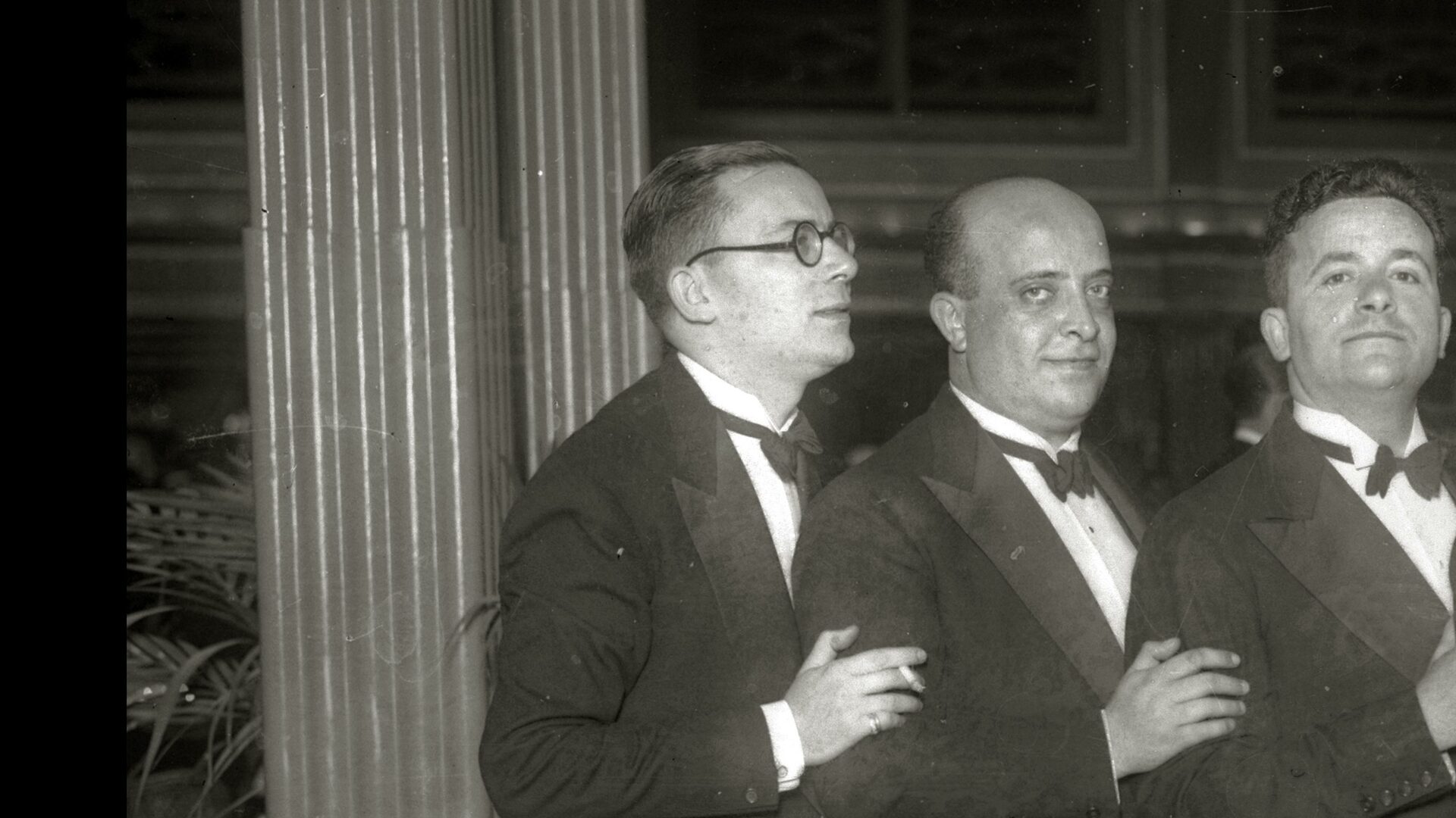 Una imagen de una persona mirando en la dirección de la flecha del puntero.