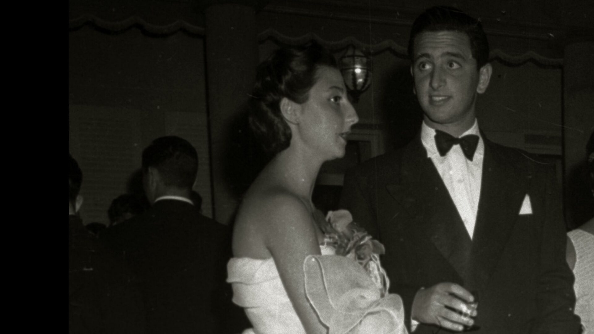 Una imagen de una persona mirando en la dirección de la flecha del puntero.