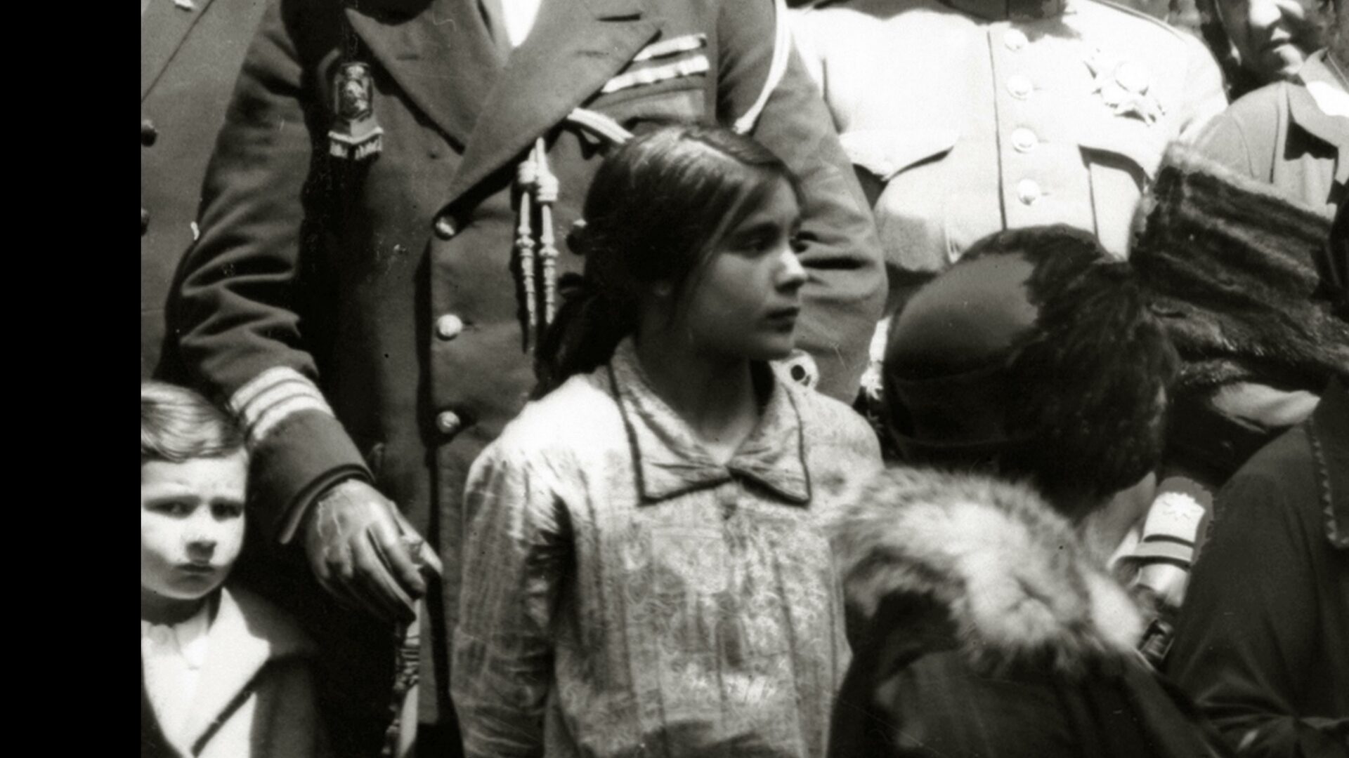 Una imagen de una persona mirando en la dirección de la flecha del puntero.