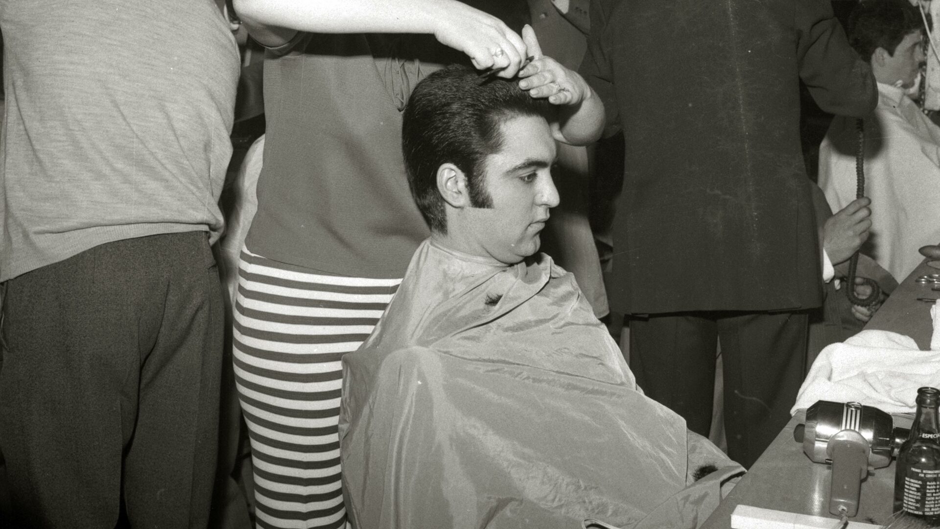 Una imagen de una persona mirando en la dirección de la flecha del puntero.