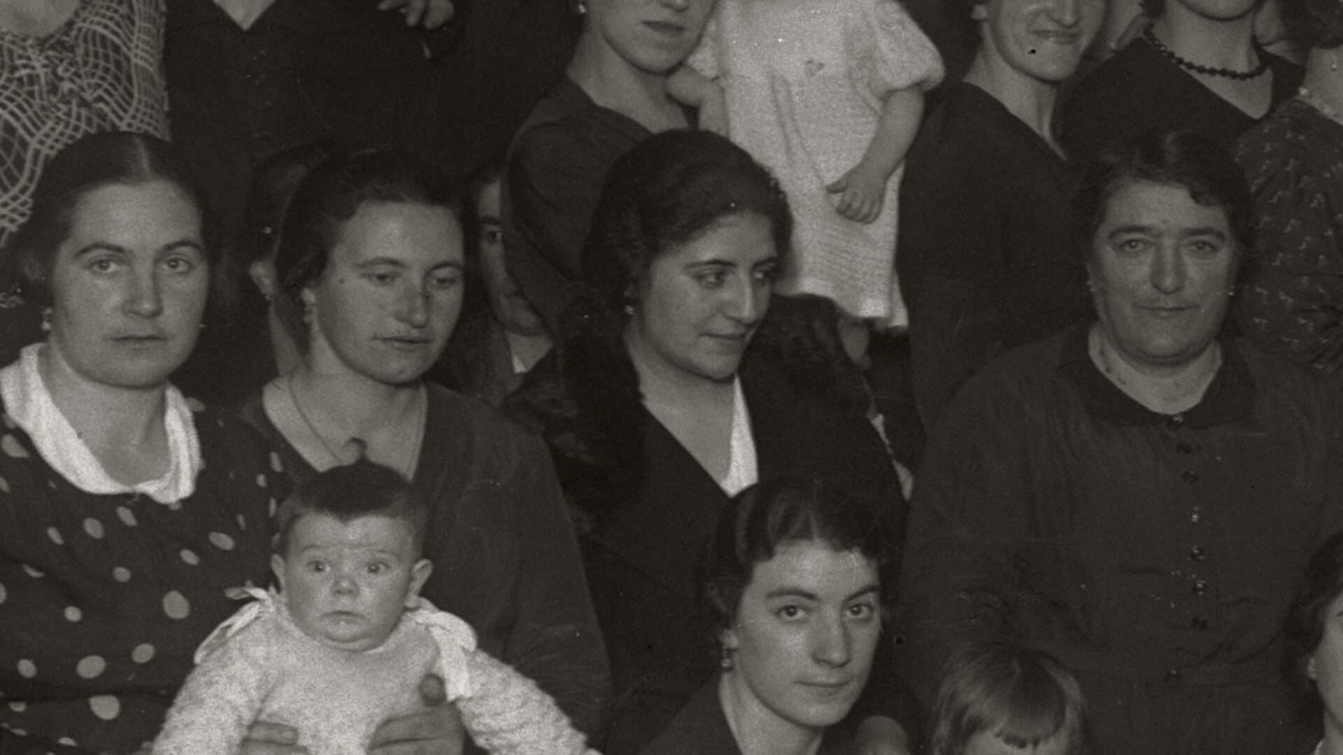 Una imagen de una persona mirando en la dirección de la flecha del puntero.