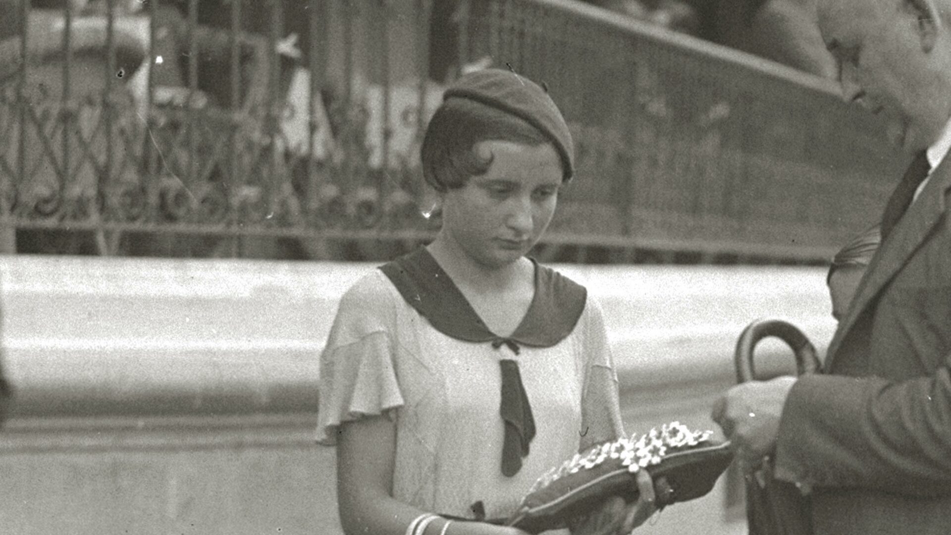 Una imagen de una persona mirando en la dirección de la flecha del puntero.