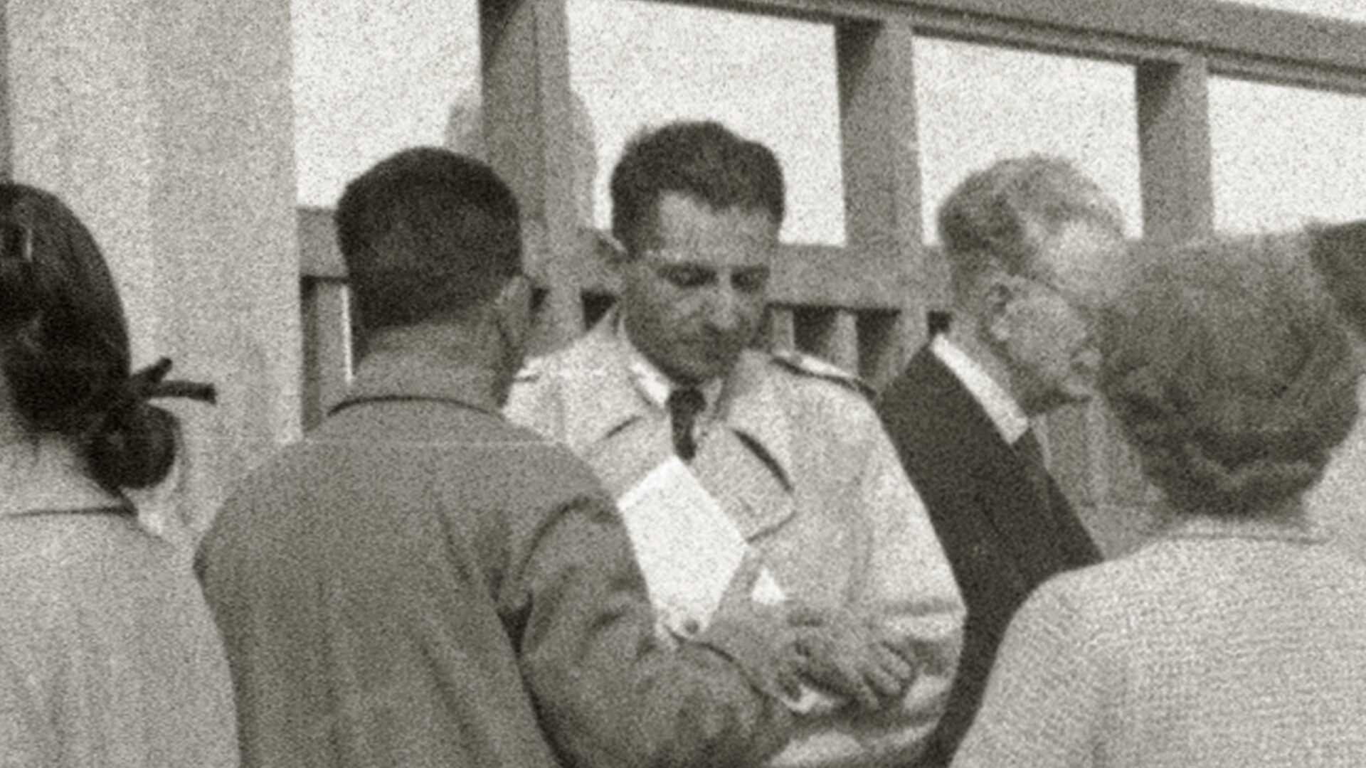 Una imagen de una persona mirando en la dirección de la flecha del puntero.