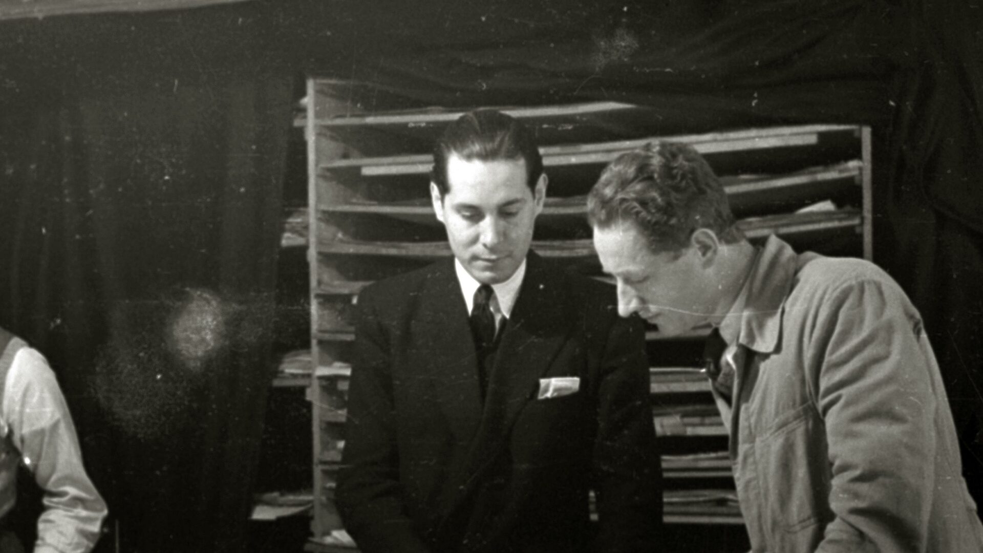 Una imagen de una persona mirando en la dirección de la flecha del puntero.