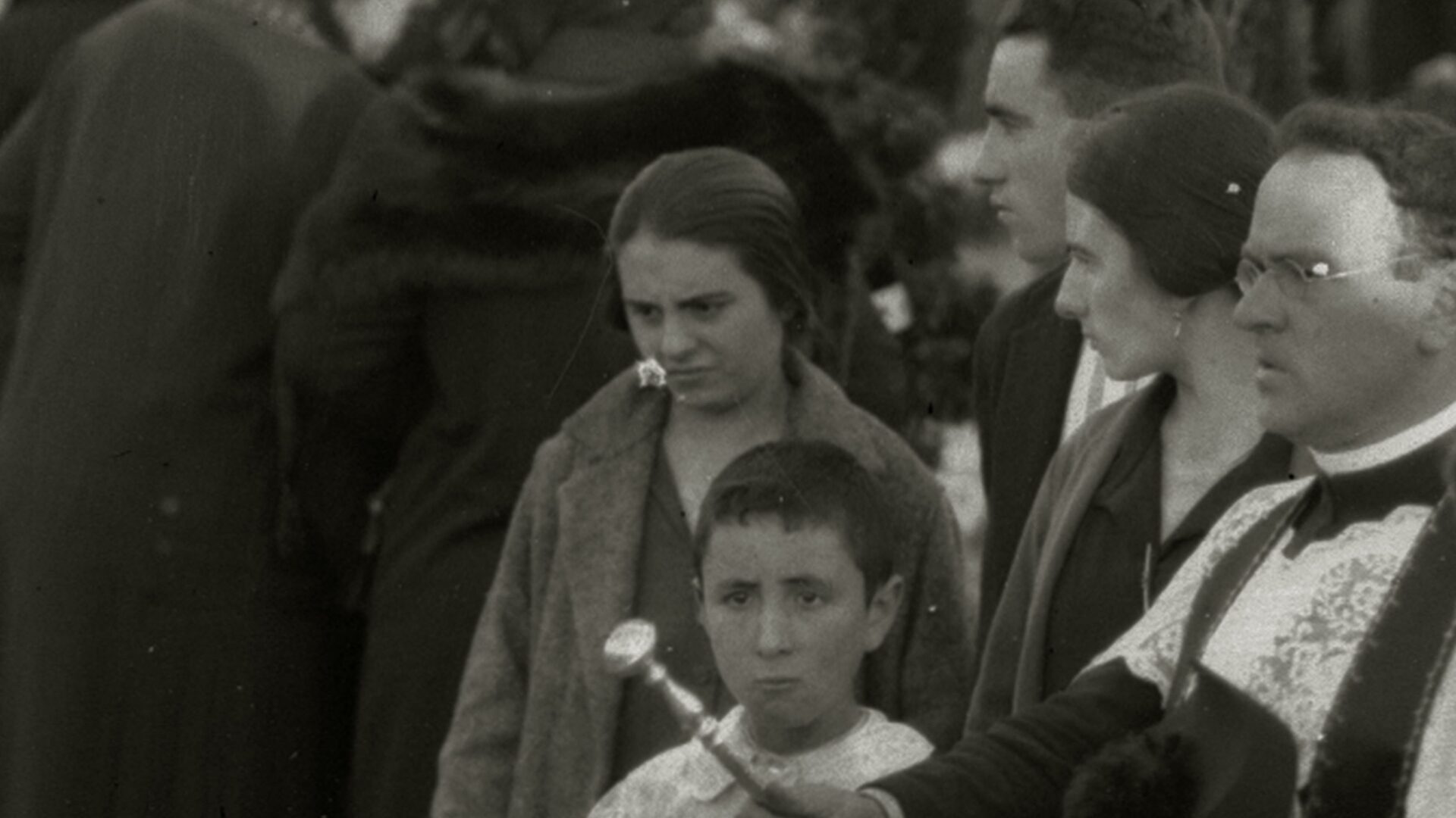 Una imagen de una persona mirando en la dirección de la flecha del puntero.