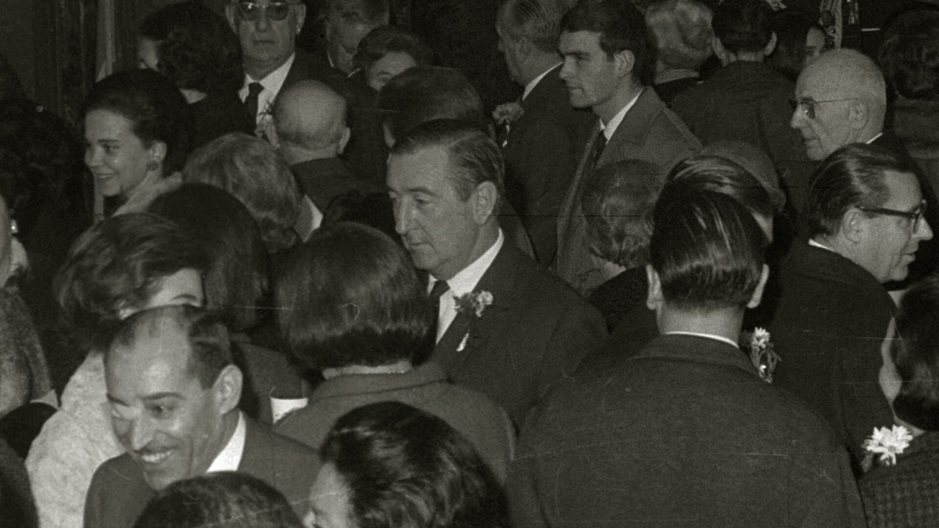 Una imagen de una persona mirando en la dirección de la flecha del puntero.