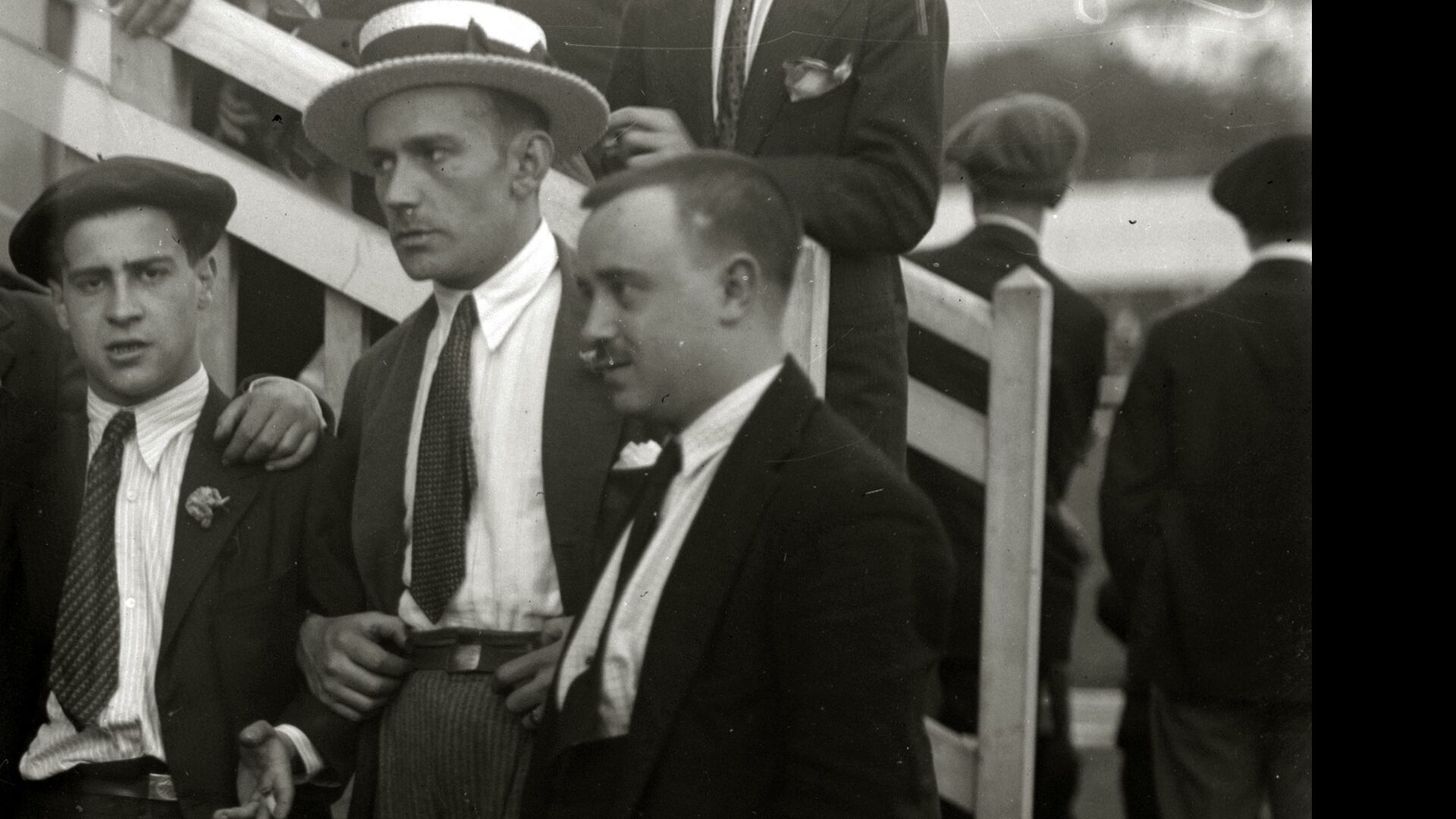 Una imagen de una persona mirando en la dirección de la flecha del puntero.