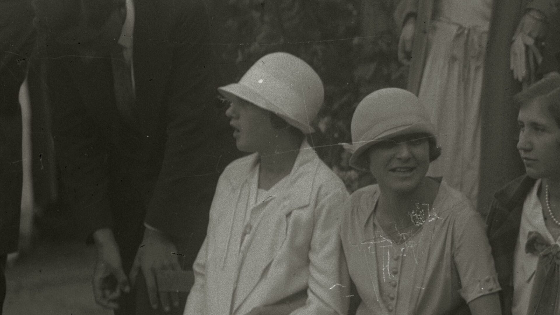 Una imagen de una persona mirando en la dirección de la flecha del puntero.