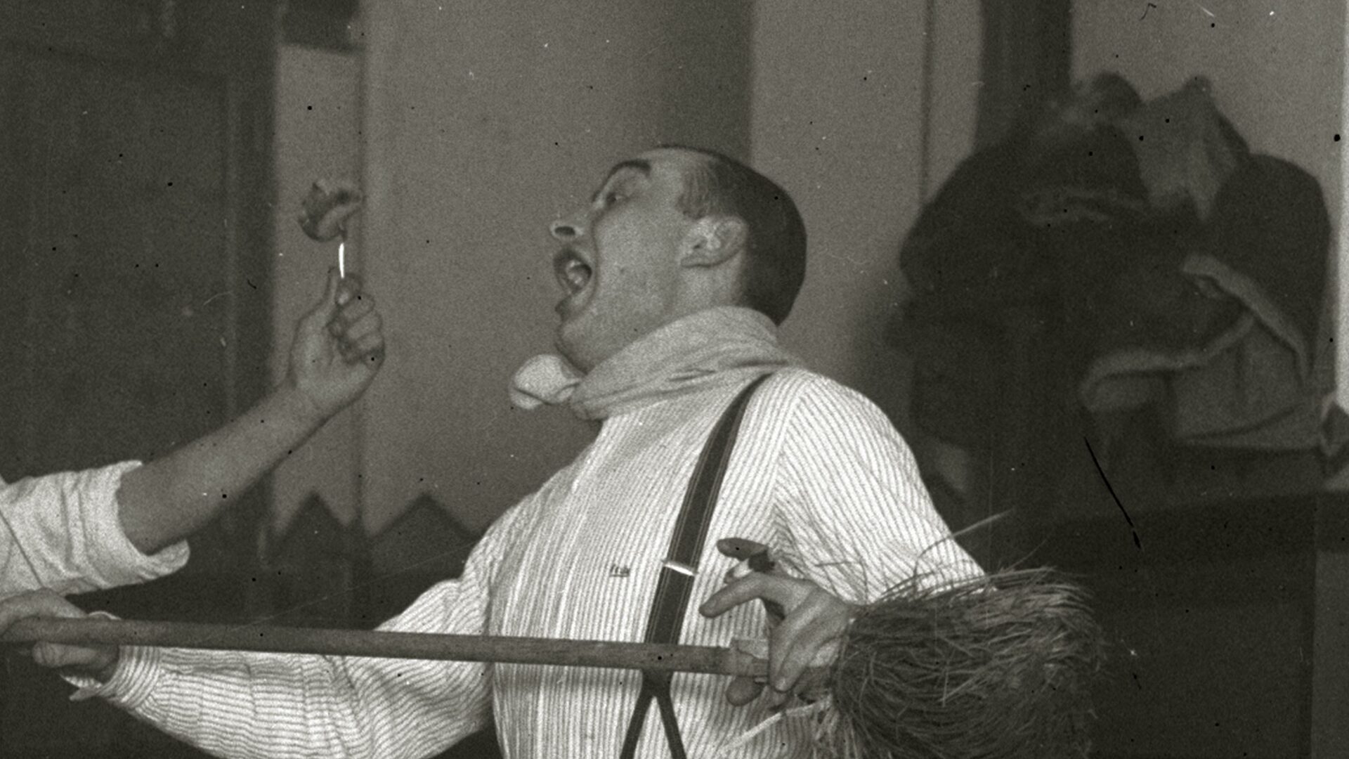 Una imagen de una persona mirando en la dirección de la flecha del puntero.