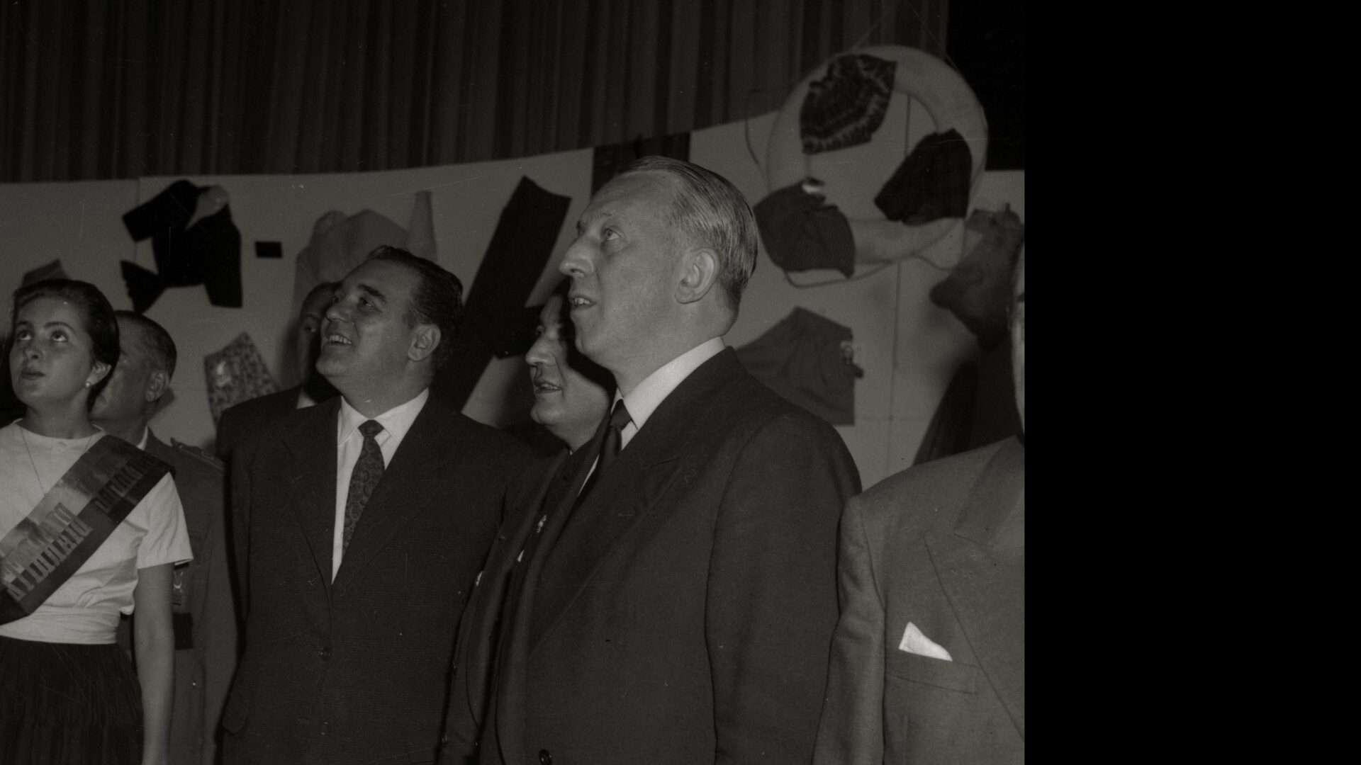 Una imagen de una persona mirando en la dirección de la flecha del puntero.