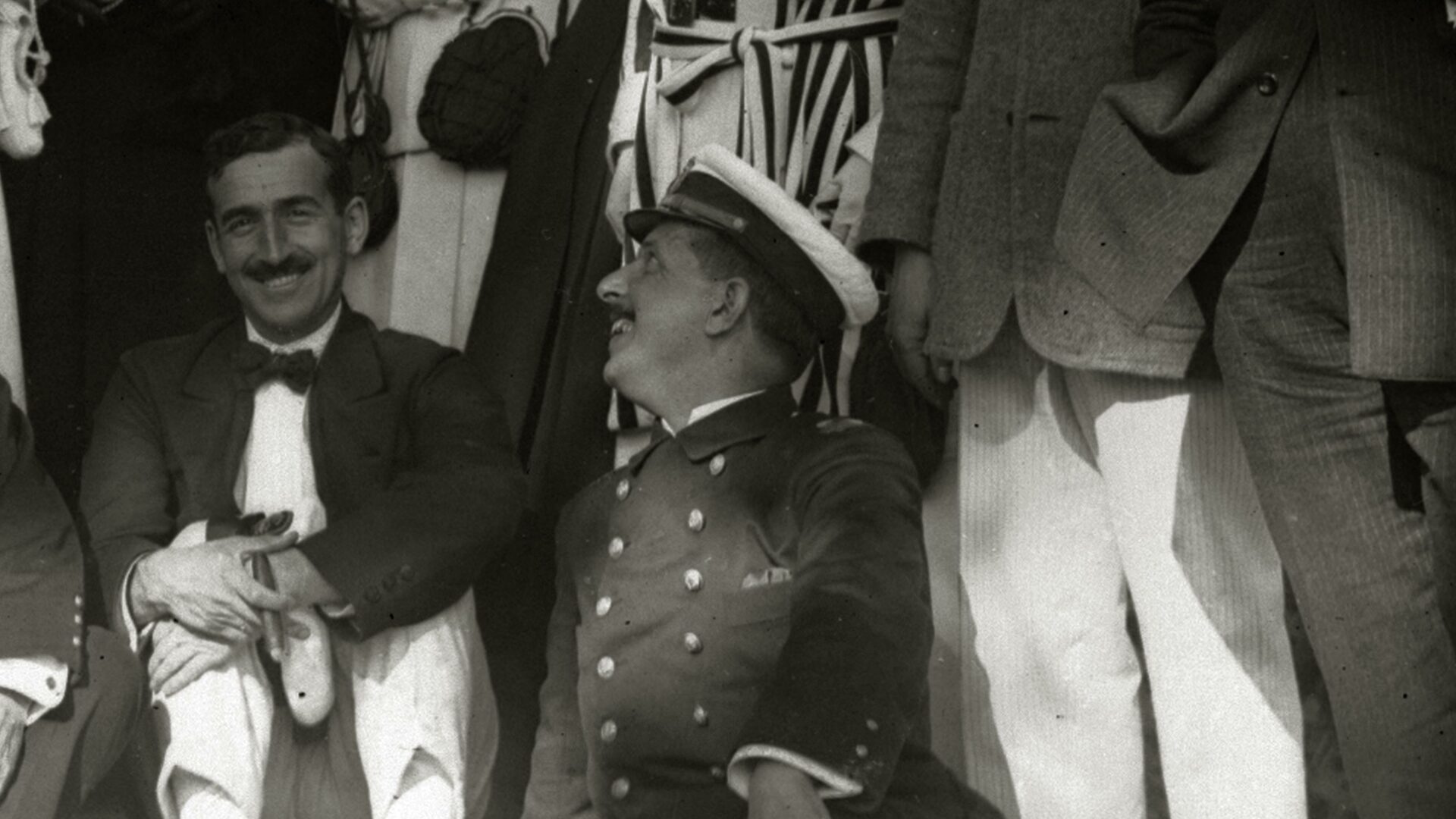 Una imagen de una persona mirando en la dirección de la flecha del puntero.