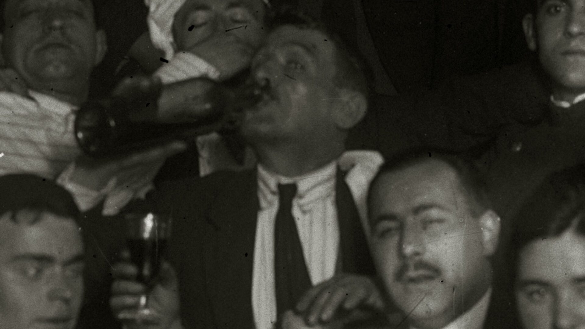 Una imagen de una persona mirando en la dirección de la flecha del puntero.